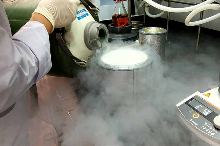 使用東亞液氮罐，提取液氮